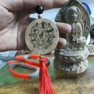 Trầm hương sánh thiềm thừ phong thủy treo xe