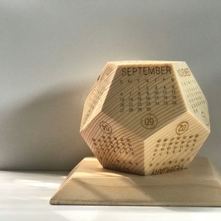 Lịch gỗ cao cấp để bàn 12 mặt Circle Decor