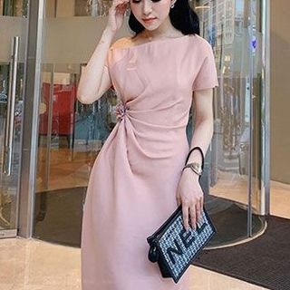 ĐẦM CỔ XÉO LAI XÉO MỘT TAY EO DÚN ĐÍNH HOA HỒNG MS 2395