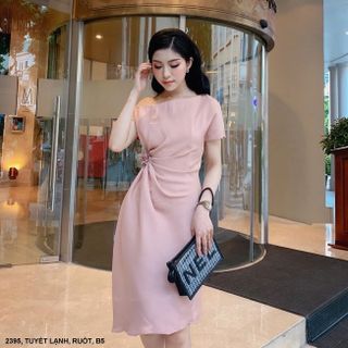 ĐẦM CỔ XÉO LAI XÉO MỘT TAY EO DÚN ĐÍNH HOA HỒNG MS 2395