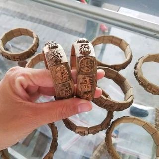 vòng đeo tay trầm hương điêu khắc