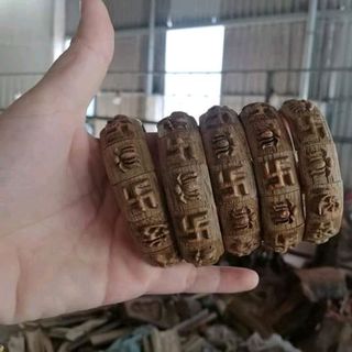 vòng đeo tay trầm hương điêu khắc