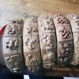 vòng đeo tay trầm hương điêu khắc