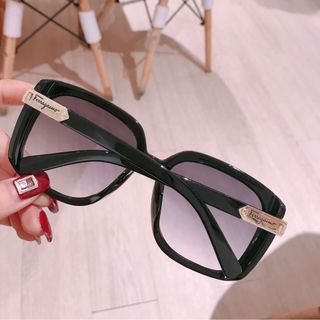 Kính Mát Model mắt vuông