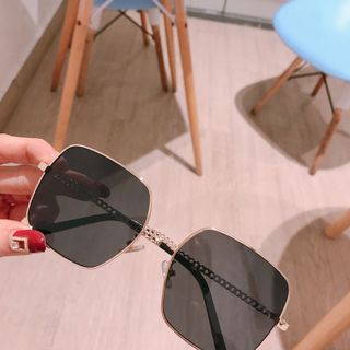 Mắt kính vuông gọng xích