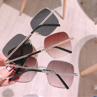 Mắt kính vuông gọng xích