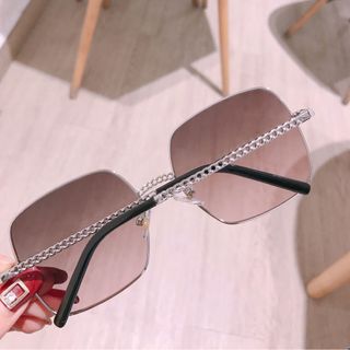 Mắt kính vuông gọng xích