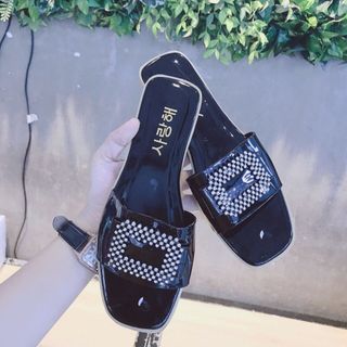 Dép khoá vuông xinh
