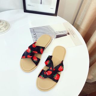 Dép hoa hoa tiết