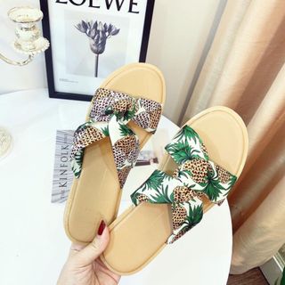 Dép hoa hoa tiết