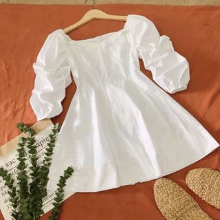 ĐẦM TRẮNG XÒE CỔ TIM TAY BỒNG