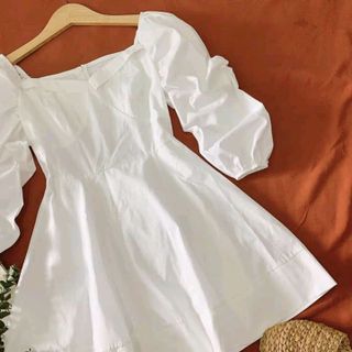 ĐẦM TRẮNG XÒE CỔ TIM TAY BỒNG