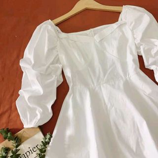 ĐẦM TRẮNG XÒE CỔ TIM TAY BỒNG