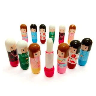 son dưỡng có màu búp bê nhật tô lên có màu hồng