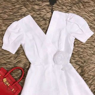 đầm thiết kế màu trắng dáng xòe