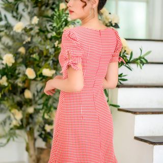 Đầm caro đỏ nơ tay