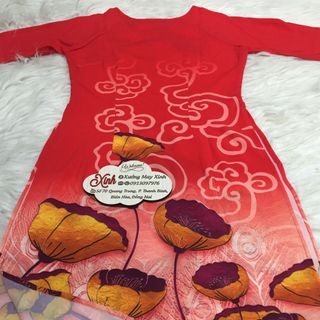 Set áo dài cách tân tơ nhung nền đỏ hoa lạ mắt