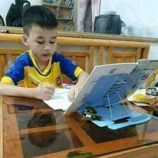 Kẹp sách chống cận thị cho bé
