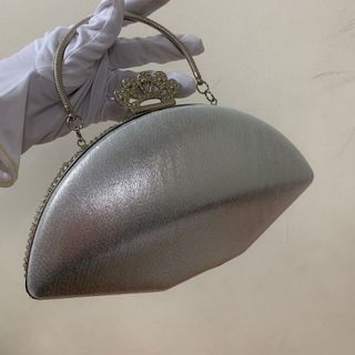 Túi xách hộp màu trắng kết tua