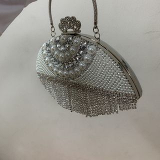 Túi xách hộp màu trắng kết tua