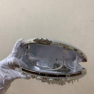 Túi xách hộp màu trắng kết tua
