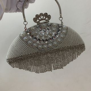 Túi xách hộp màu trắng kết tua