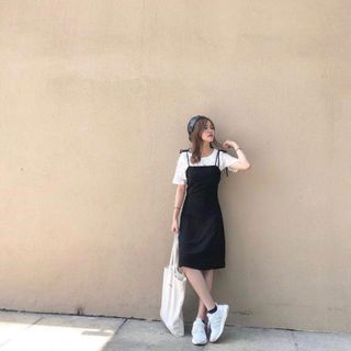 Set váy yếm đen cột vai pull trơn trắng basic