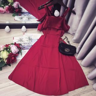 ĐẦM XOÈ ĐỎ RỚT VAI