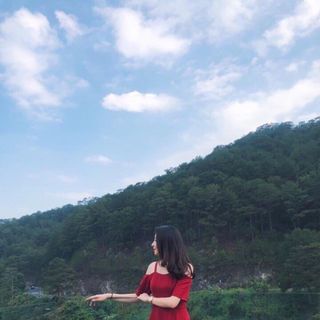 ĐẦM XOÈ ĐỎ RỚT VAI