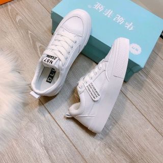 Sneaker nữ đế bằng họa tiết dây buộc