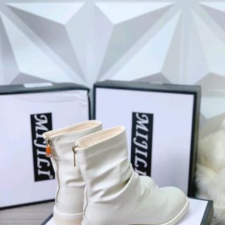 Boots da trơn kéo khóa gót 3p kem đen