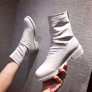 Boots da trơn kéo khóa gót 3p kem đen