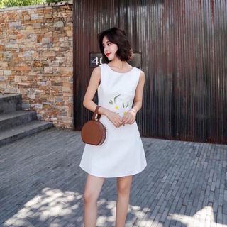 Đầm trắng A thêu hoa đắp siêu xinh