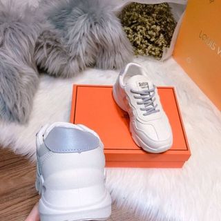 Sneaker độn đế cạnh viền 3 sọc