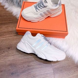 Sneaker độn đế cạnh viền 3 sọc