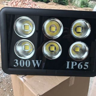 Đèn pha LED 300W chiếu sáng sân bóng cao cấp giá sỉ