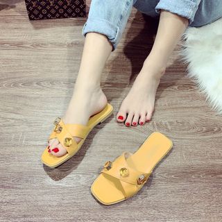 Dép quai ngang đinh đa cung màu