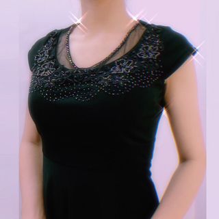 Đầm Đen Dự Tiệc Xòe Kết Hạt Cổ Cao Cấp