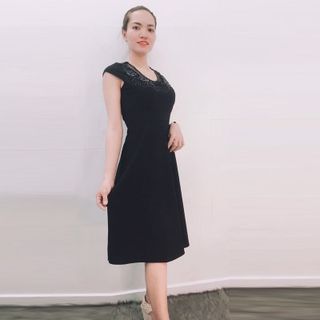 Đầm Đen Dự Tiệc Xòe Kết Hạt Cổ Cao Cấp