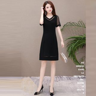 Đầm Đen Dự Tiệc Phối Lưới Cổ Tim Đính Ngọc