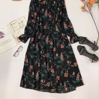 Đầm bi nhún li cổ bèo