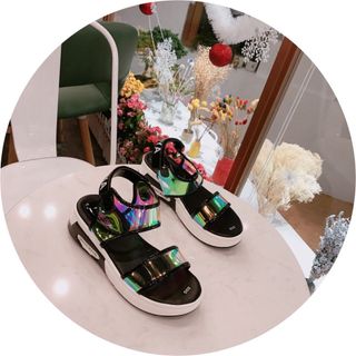 Giày sandal màu cầu vong