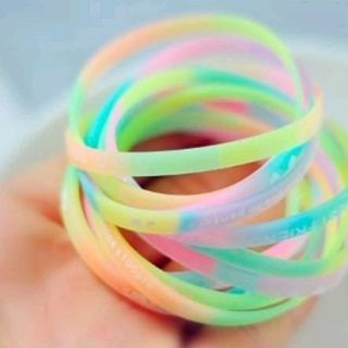 vòng đeo tay dạ quang phát sáng trong đêm đẹp