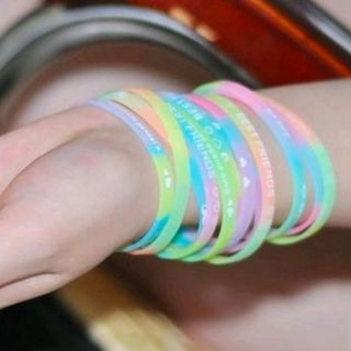 vòng đeo tay dạ quang phát sáng trong đêm đẹp