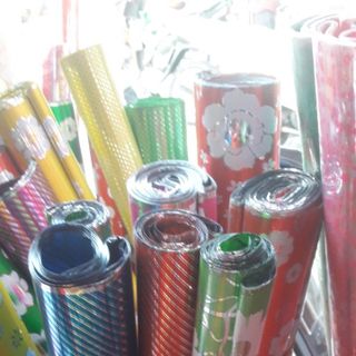 Giấy gói quà trơn bóng in hình 100 tờ kích thước 50x70cm