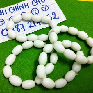 chuỗi đeo đá trắng