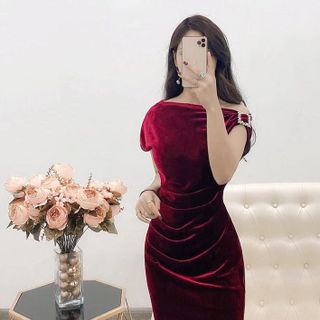 đầm body tay con lệch vai cài logo giá sỉ