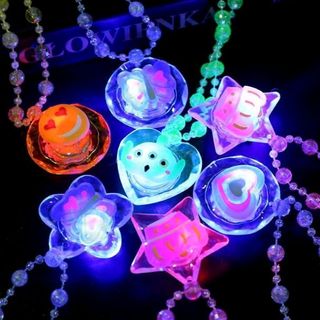 Dây chuyền có đèn led có sẵn pin nha