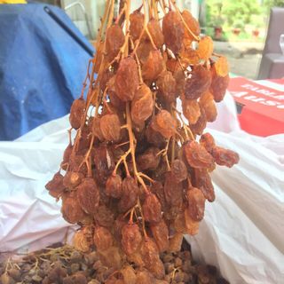 Nho sấy khô nguyên cành