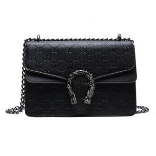 Túi đeo chéo họa tiết im chìm khóa rồng size 24cm x 16cm x 10cm